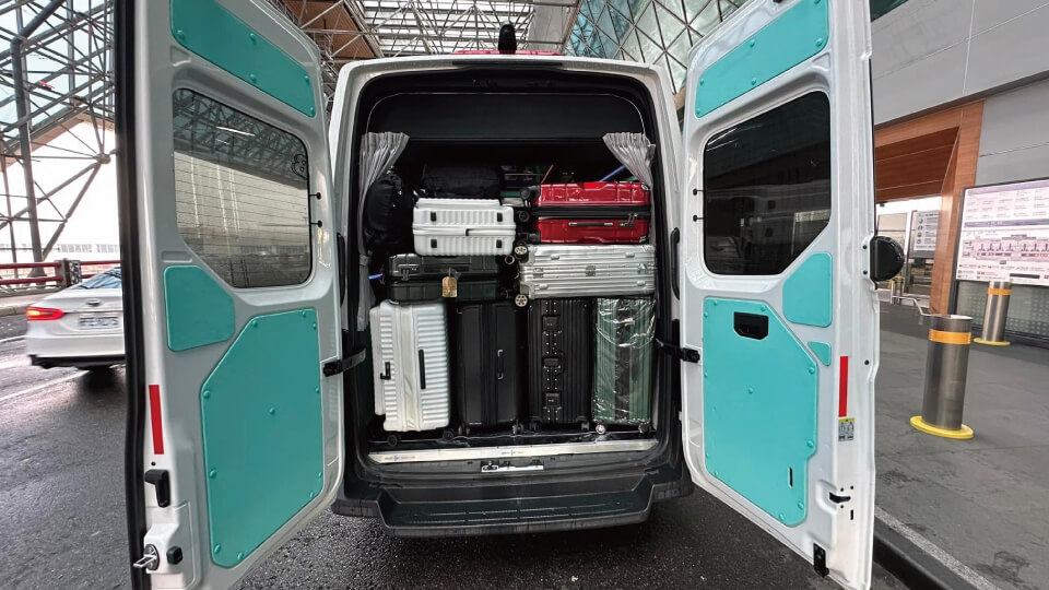 賓法明星保母車的旅程側寫圖片